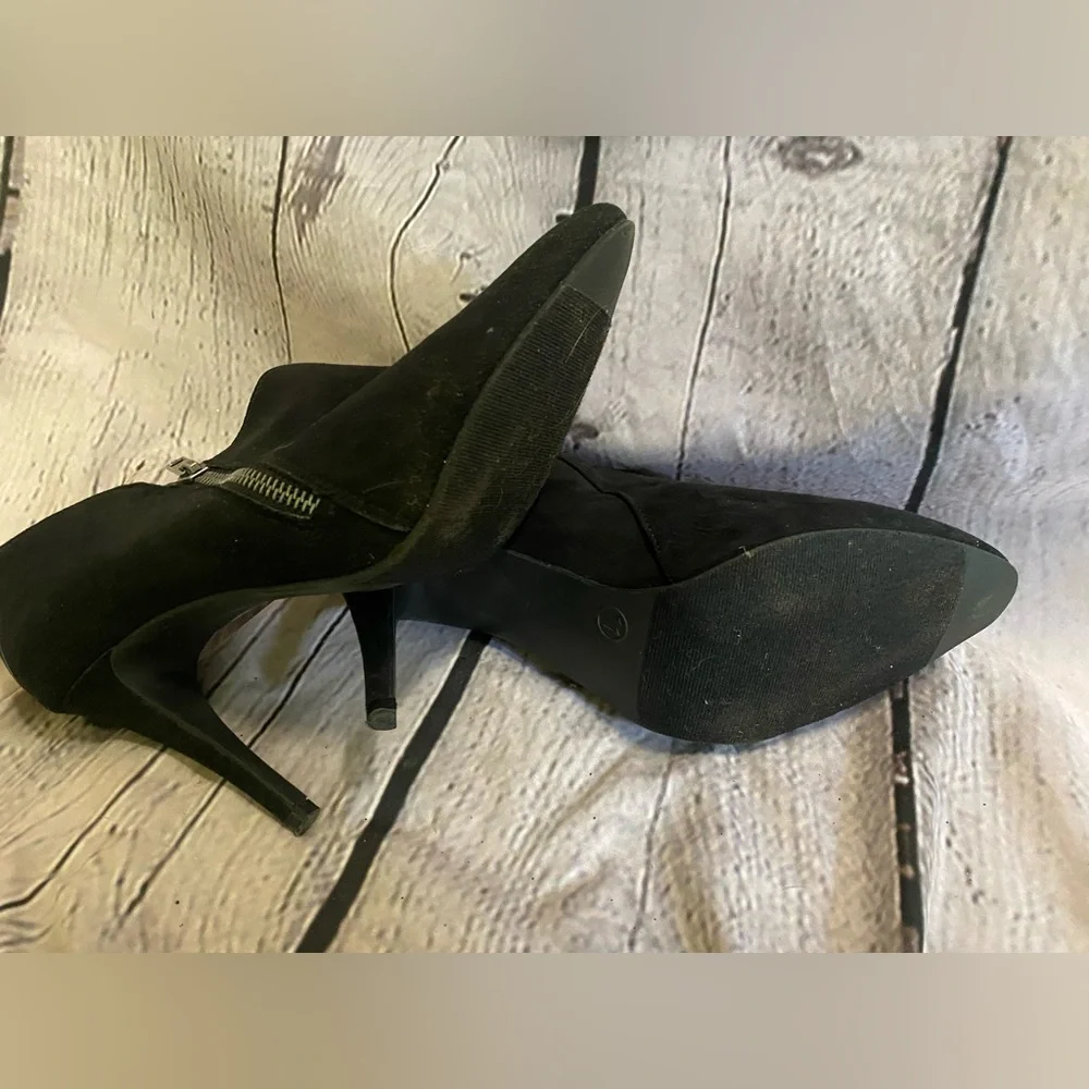 Merrell Women’s Black Suede Zip Up Ankle 4” Heel Booties Size 11‎